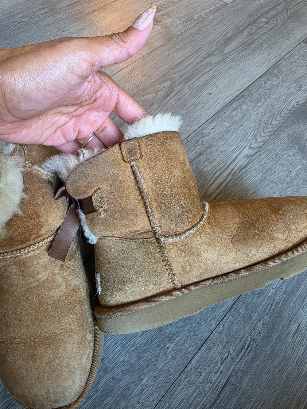 $14‼️ UGG Kids Classic Mini Bailey Bow Suede Boots in Chestnut Size 4, Worn